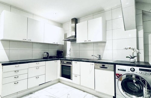 Liesing Apartment | Budget Room in Shared Apartment for up to 3 Guests