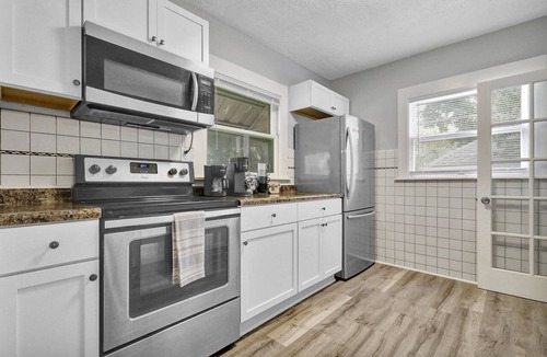 Lansing House | Central | Steps to MSU | Quick Hwy Access | Quiet