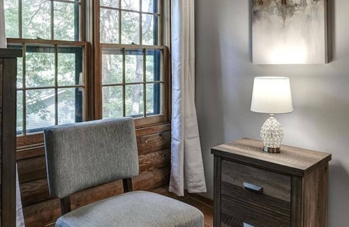Royal Pines Cabin | Charming Cabin with Fire Pit