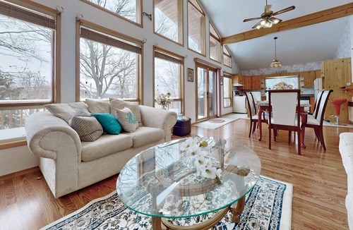 Katrine House | Charming lakefront cottage on Little Doe Lake in Muskoka area
