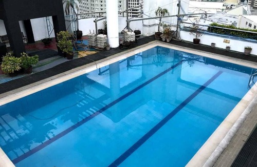 Legazpi Village Apartment | Charming overview studio by Greenbelt (Netflix & pool)