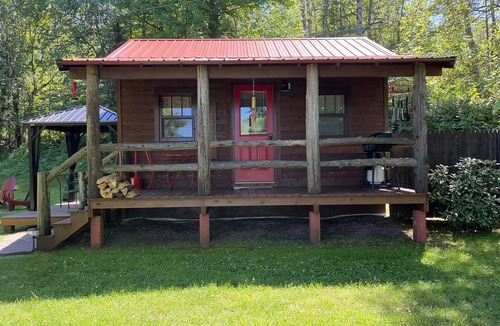 Silver City Cabin | Clean & cozy couples cabin close to the Porcupine mountains~Rustic yet modern