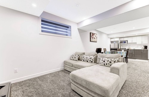 Southwest Edmonton House | Comfortable Basement Suite in SW Edmonton