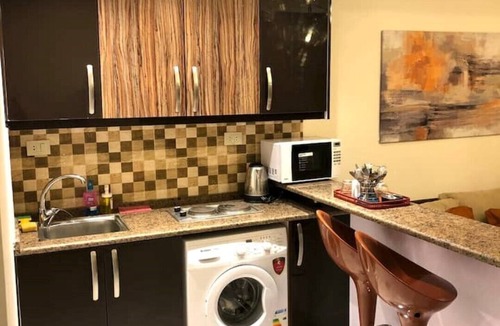 Al Swaifyeh Apartment | Contemporary studio 13 mins to downtown - few steps to great food, cafes, shops