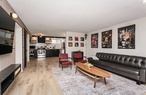 North Central Edmonton Apartment | Cozy Retro Gem for the Fam W/AC (Near Roger&WEM)