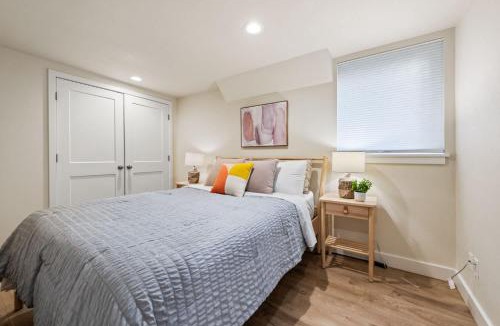 Green Lake House | Craftsman 2B Lower Unit -1 block from Greenlake