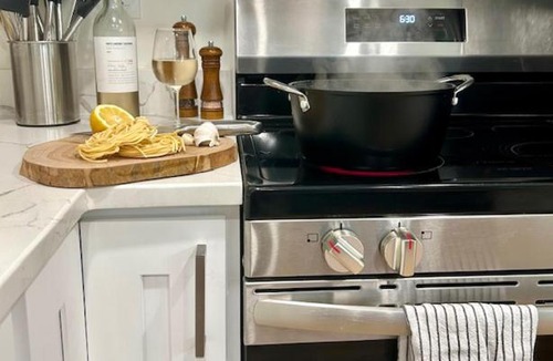 Victory Heights House | Creekside 3BR EV FirePit BBQ AC Games Yoga