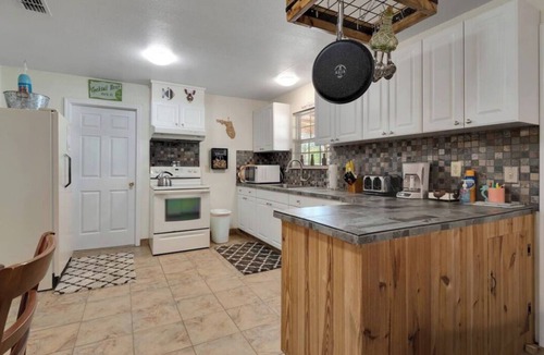 Steinhatchee Cottage | Cypress Cottage in the heart of Steinhatchee! Fenced in yard!