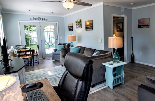 Paw Paw Lake Cottage | Fall Colors, Wineries, Breweries, Lake Michigan & Little Paw Paw Lake Beaches!