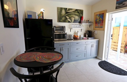 Wilton Manors Bed & Breakfast | Fantasy Island Inn – Caters to Men