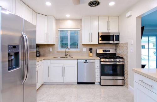 Downtown Hollywood Villa | First-Class Villa in Hollywood Lakes Heated Pool