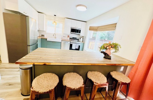 West Edmonton House | Fun Group Stay * A/C * 5Mins to WEM * King Bed * Sleep16 * Crib*