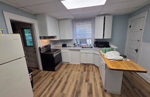 Eastside House | Giant house all king and queen beds rokun65 in TV near hospital and College