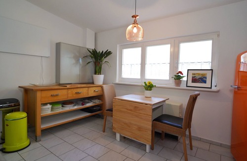 Wilhelmshorst House | Holiday Home 'Gartenhaus In Potsdam' with Private Terrace, Shared Garden and Wi-Fi