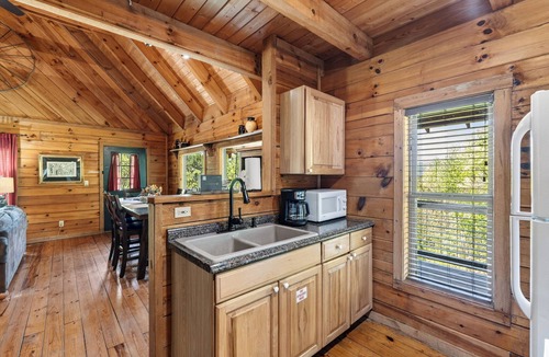 Townsend Cabin | Hot Tub + Fire Pit + Wraparound Deck | All-Wood Cabin | Near Smokies + Townsend
