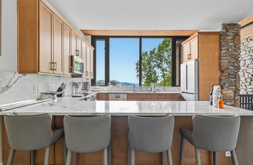 Asheville Villa | Iconic Luxe AVL Retreat: Views|HotTub| Sauna|Cinema
