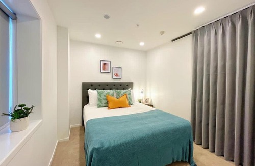 Newton Apartment | Incredible Park & SkyTower View - Free Parking & AC