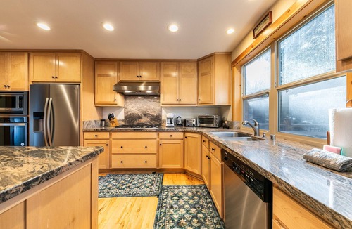 Truckee House | Indian Hills By Tahoe Getaways - Northstar 4 BR w/Private Hot Tub, HOA Pool, Gym, Tennis
