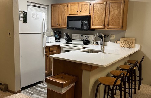 Hidden Valley Condo | King Bed! 2B2B ground level near golf; one floor living, three steps in.