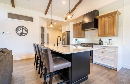 Zurich Cottage | Laporte Cottage | Hot Tub | Walk to Beach | Fire Pit | Grand Bend & Bayfield