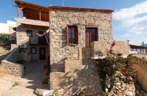 Mavrikiano House | Leonidas Traditionelles kretisches Haus mit Meerblick by Interhome