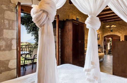 Kaliviani Apartment | Luxurious stone cave with pool and sea view