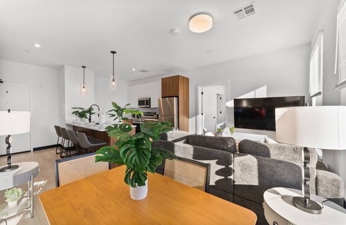 Everett Apartment | Luxury 2bd/2ba in Everett g0o9