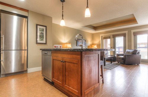 Canmore Condo | ❤️🌲Luxury Escape w/Superb Views for 6☀️Indoor Pool & Hot Tub☀️