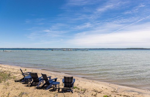 Suttons Bay House | M22 Birch House - Family friendly with shared beach & large kitchen