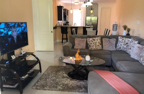 IronShore Estates Apartment | Modern 3 Bdrm - 3 1/2 Bath Apt. - Beach Pass/Pool/Gym/Wifi/Cable/Security/Gated