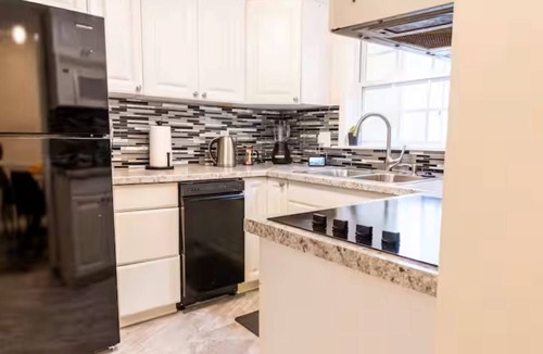 Flint House | Modern Cozy Elegance Close to Hospitals