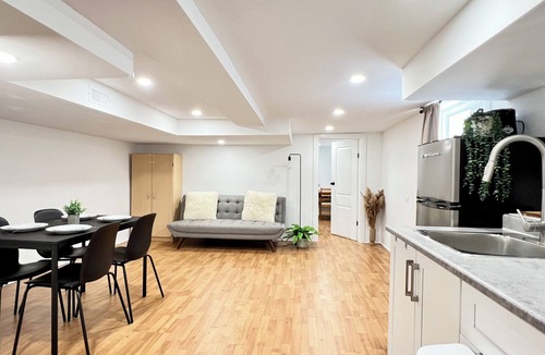 Woodbine - Lumsden House | Modern Upper Beaches Home - 2min from Subway Station - Cozy home away from home