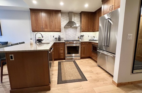 Canmore Condo | Mountain Getaway - Steps away from Main Street!