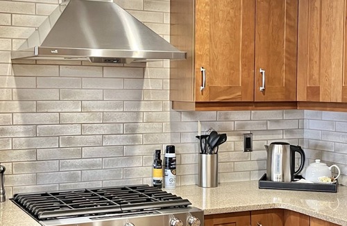 Canmore Condo | Mountain Getaway - Steps away from Main Street!