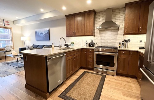 Canmore Condo | Mountain Getaway - Steps away from Main Street!