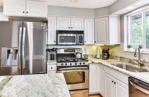 Centerville House | Mountain-View Retreat w/Hot Tub in Centerville!