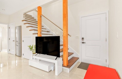 Hastings House | New 3BR Laneway - Quiet Area Near Downtown