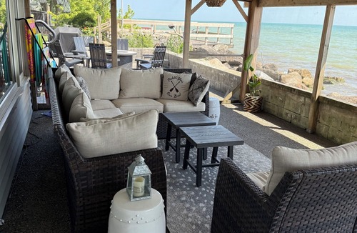 Amherstburg House | Peaceful Lakeview Getaway. Hot Tub, Infrared Sauna. Ultimate Birding Retreat