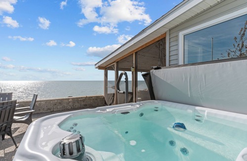 Amherstburg House | Peaceful Lakeview Getaway. Hot Tub, Infrared Sauna. Ultimate Birding Retreat