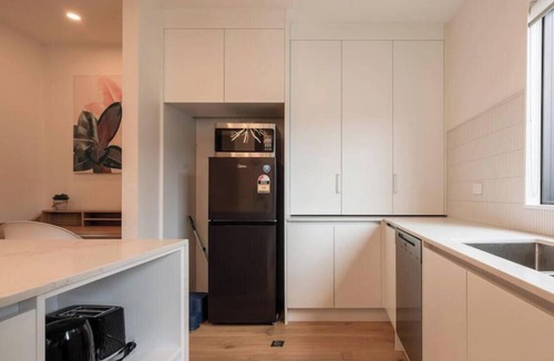 Epsom Apartment | Premier Epsom Townhouse|by Furnished Rentals