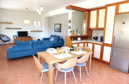 Plaka Villa | Private pool, & large garden - 100m from beach, tavernas & shops in Almyrida.