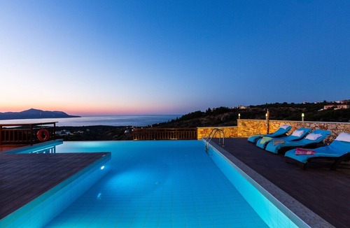 Plaka Villa | Private Pool ★ Sea view ★ BBQ ★ 2min drive to beach