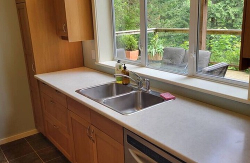 Bowen Island Condo | Relaxing 1 bdr + den rainforest retreat with patio