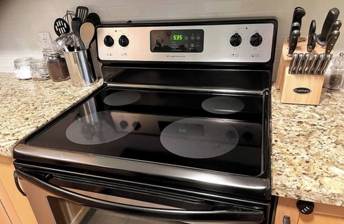 Canmore Condo | 🥇Renovated 2BR, AC, Heated Pool, Hot Tub, Pets ok!