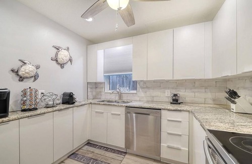 Laurel Park House | Ritzy Palms Downtown Estate-5 minutes to beach-walking distance to downtown!