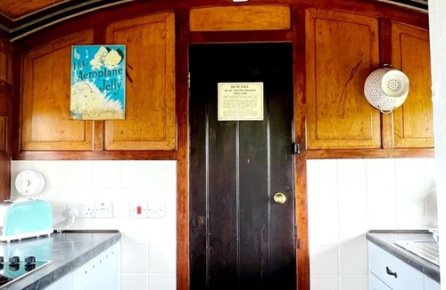 Cadgwith Cabin | Romantic Vintage Carriage in 2 acres!❤️Idyllic location, 5 min walk beach & pub!