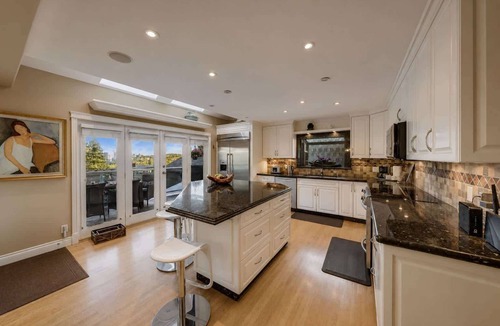 Coquitlam House | Spacious & Comfortable Villa in Coquitlam
