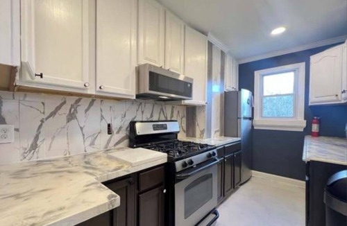 Washington Bed & Breakfast | Spacious DC Getaway Modern Comfort Walk-In Shower Near Metro