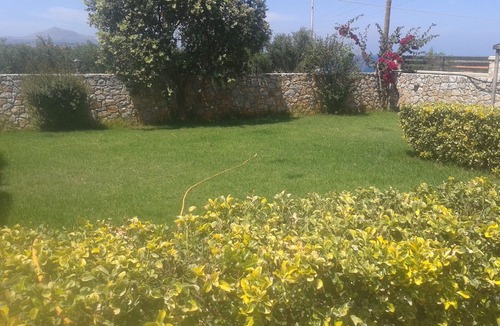 Kalyves Apartment | Spacious garden room near the sea