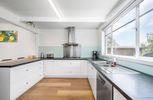 Bayswater House | Spacious Multifunctional 5BR Retreat with Backyard